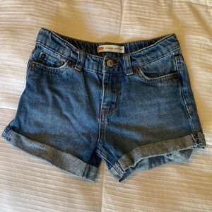 Girls Levi shorts. Like new. Size 6x.